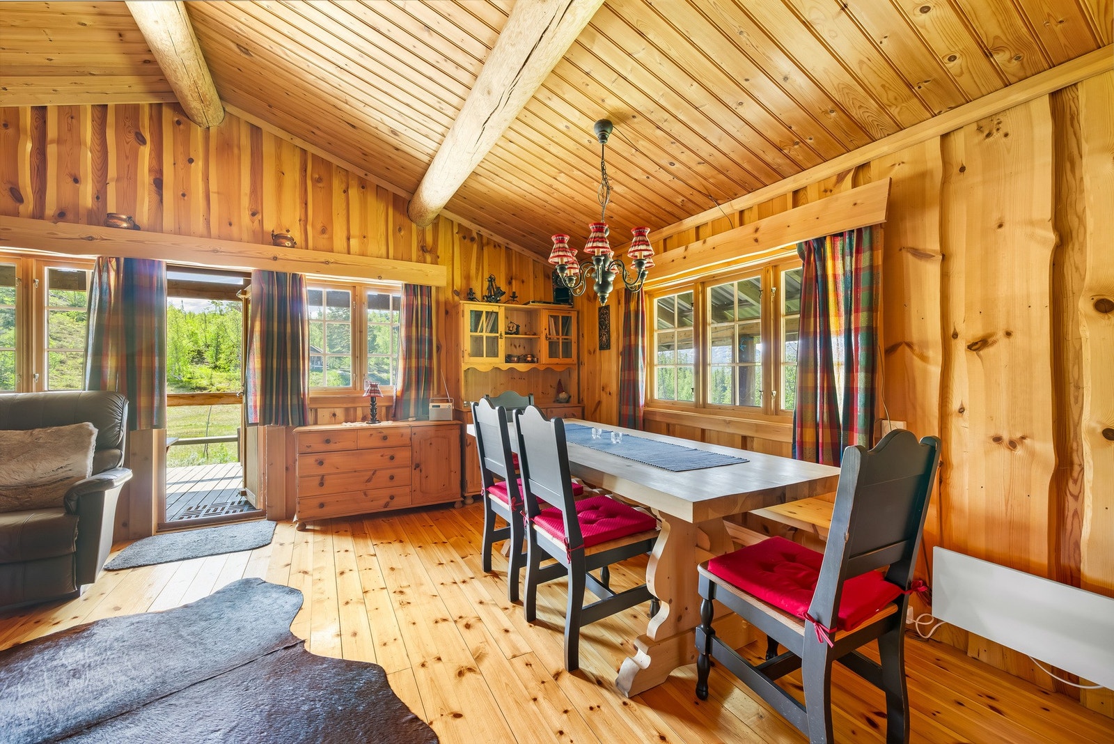 Ubehandlet furu/panel i himling og vegg. Furugulv. Galleribilde