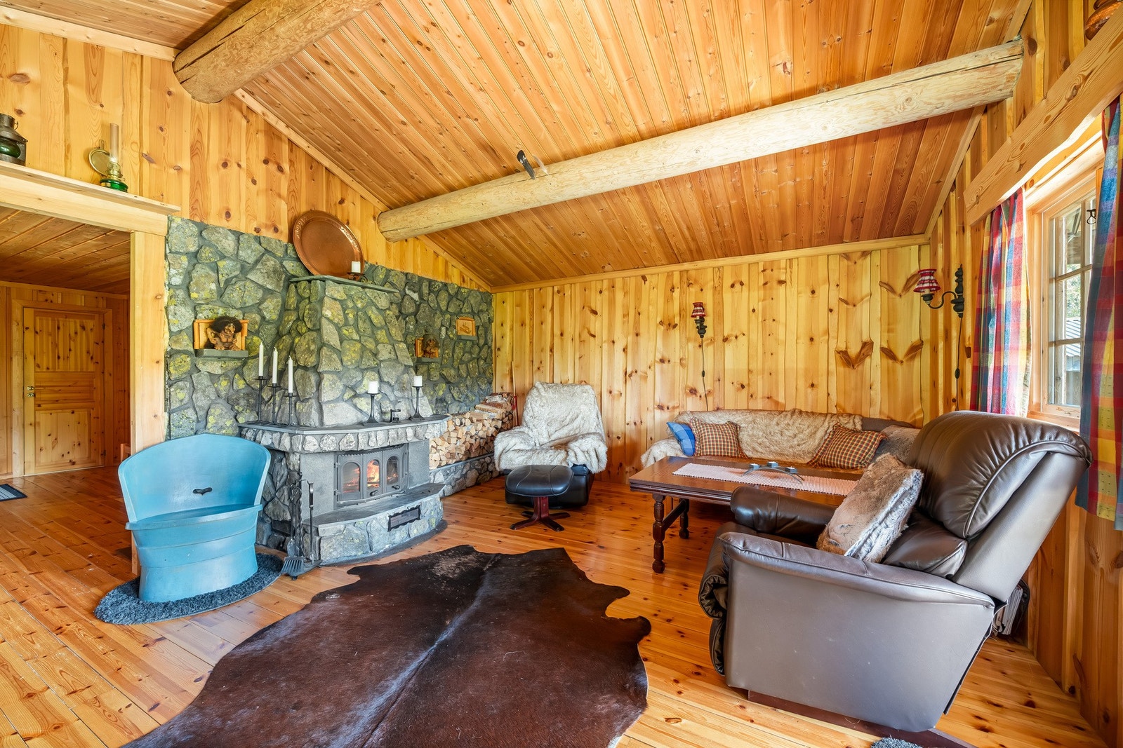 Vakker peisovn i naturstein i stuen Galleribilde