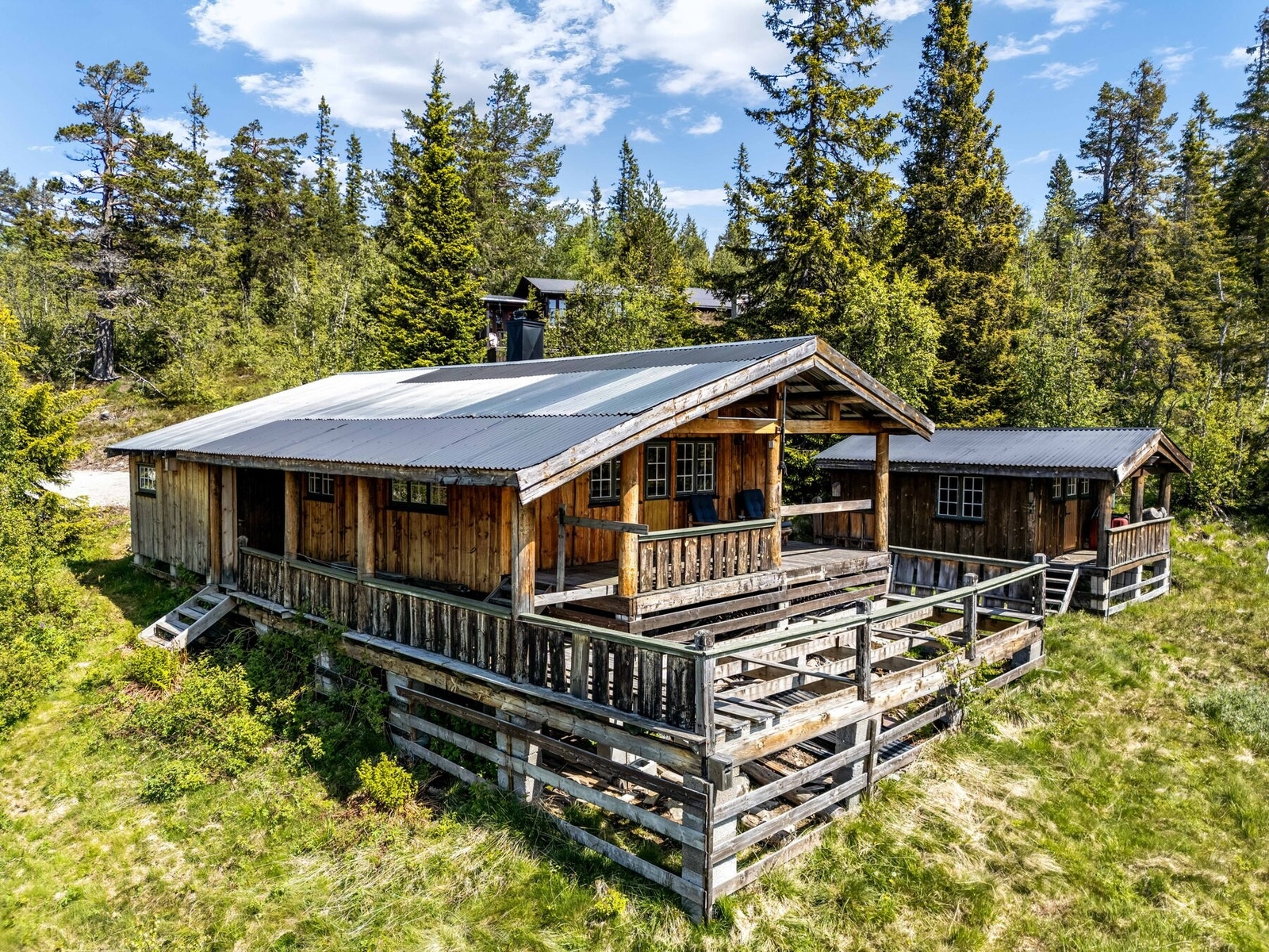 Hytta inneholder 3 soverom, stue, kjøkken og vaskerom. Utedo og bod med inngang fra verandaen. Galleribilde