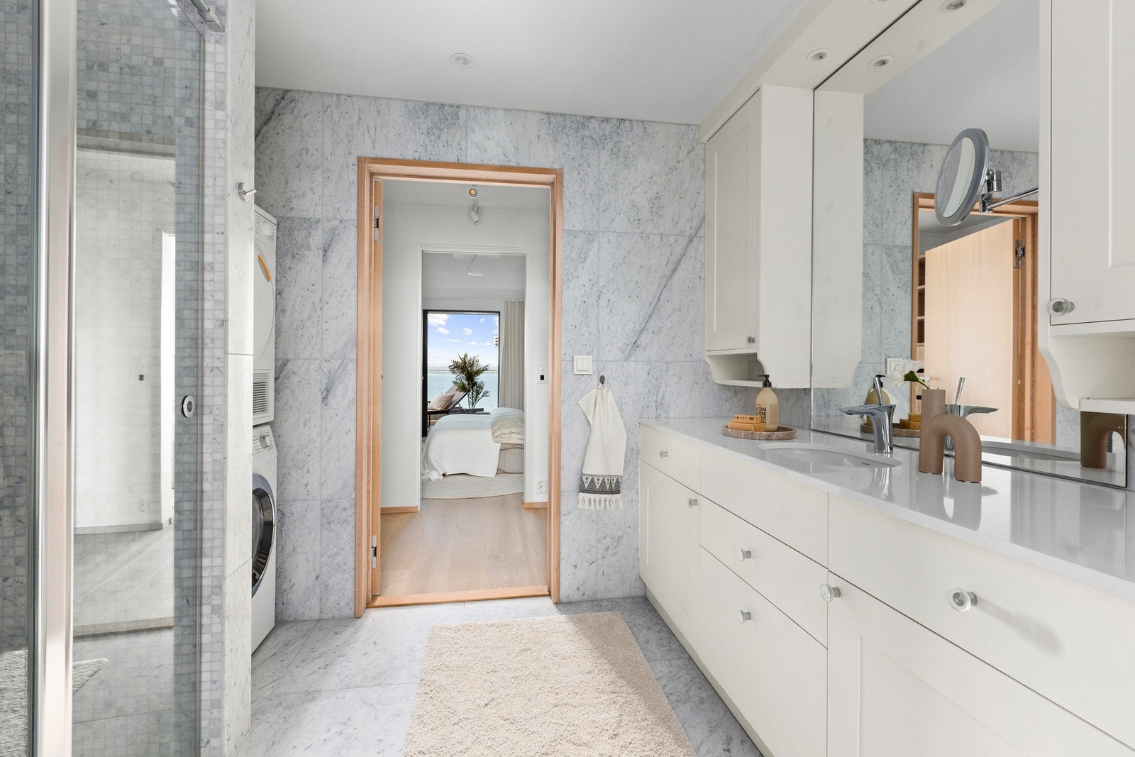 Badet ble totalrenovert i 2019 og fremstår som romslig og delikat. Det er adkomst til badet både fra gang og hovedsoverom. Galleribilde