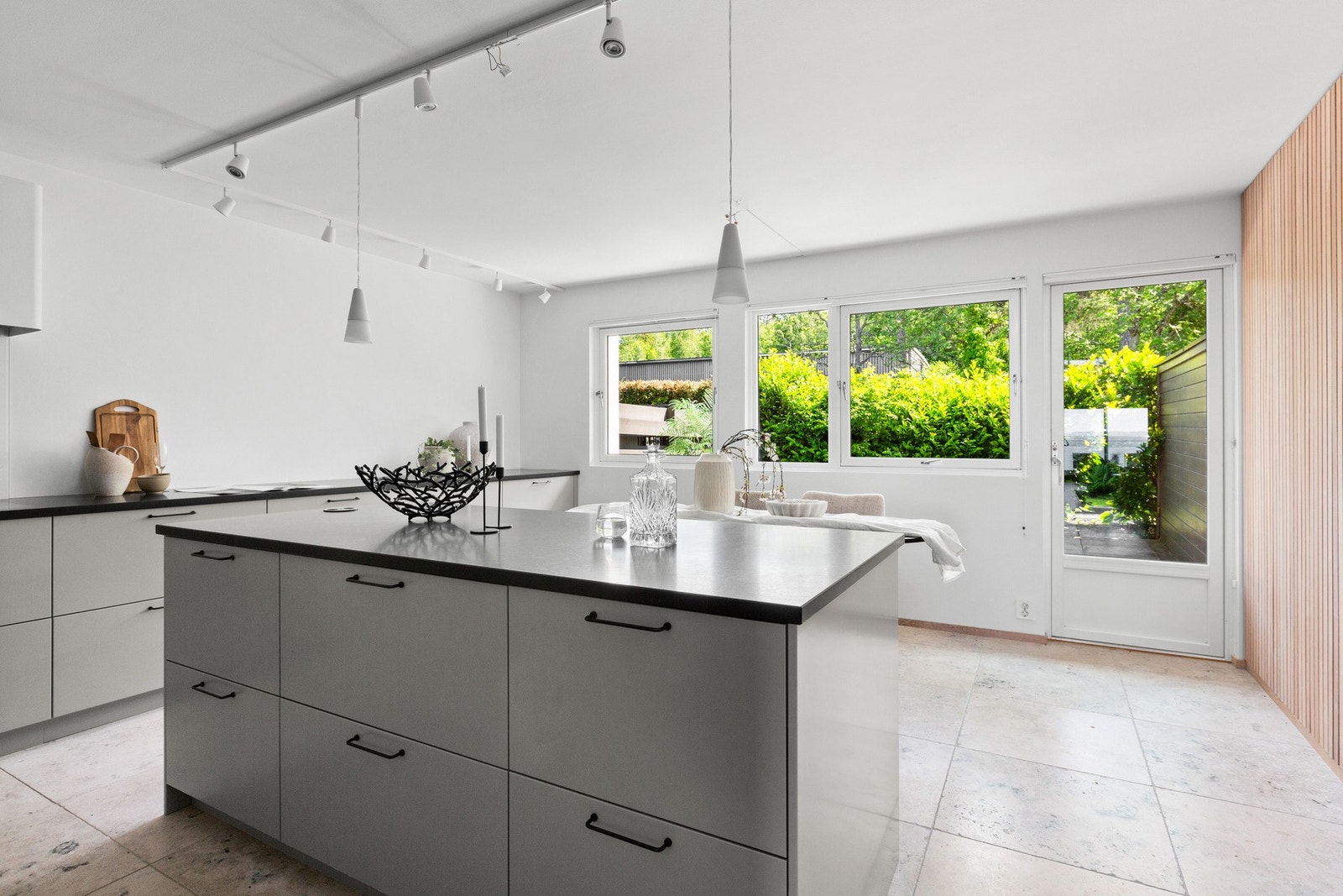 Påkostet og moderne kjøkken fra Drømmekjøkkenet med svært god plass. En funksjonell kjøkkenøy skaper en naturlig avgrensning mot spisesonen. Galleribilde