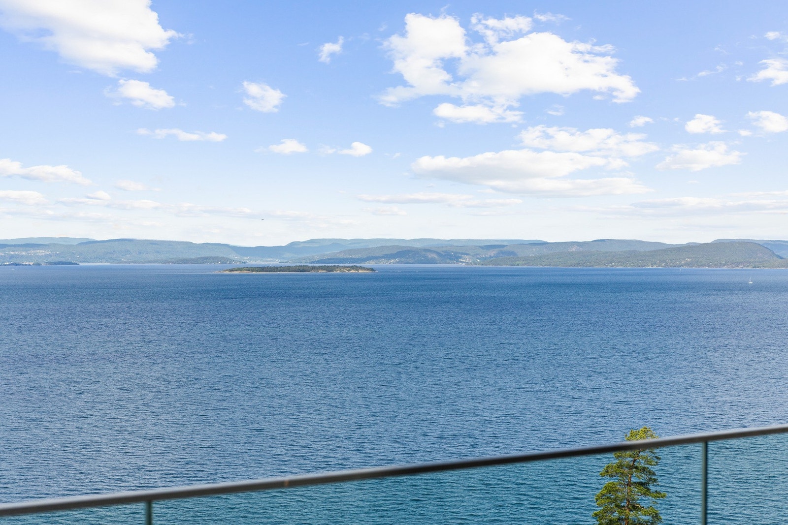 Området har en fredelig, landlig atmosfære med grønne omgivelser og fantastisk utsikt mot fjorden. Galleribilde