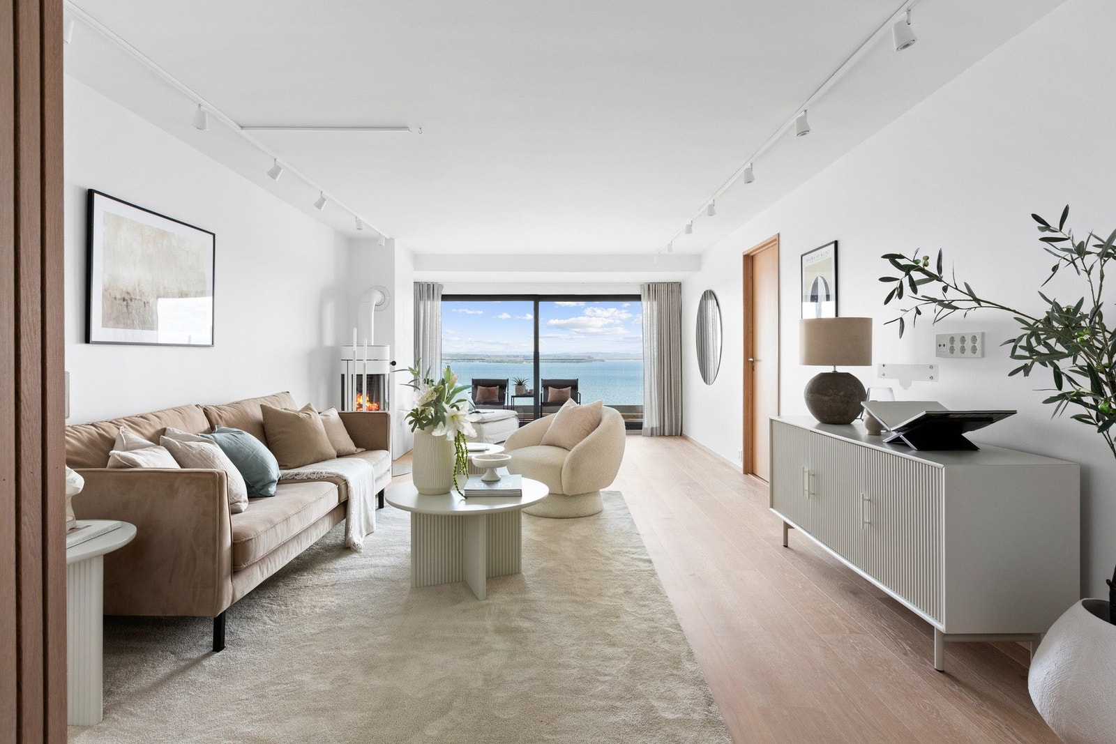 Leiligheten ble totalrenovert i 2019 med ny, moderne planløsning og gjennomgående høy standard. Tegnet av Østavind Arkitekter AS. Galleribilde