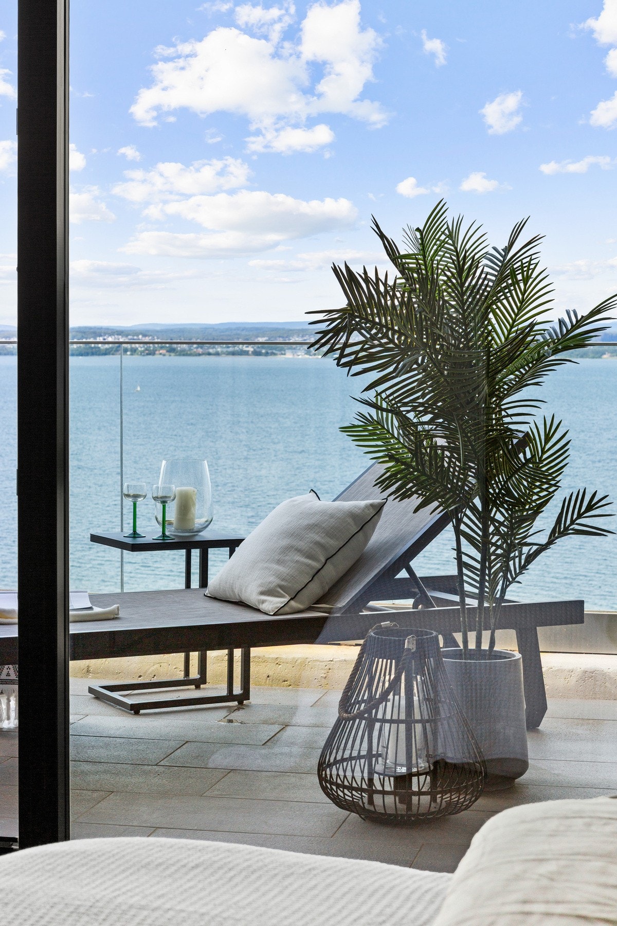 Det er montert screens på vinduene mot vest. Galleribilde