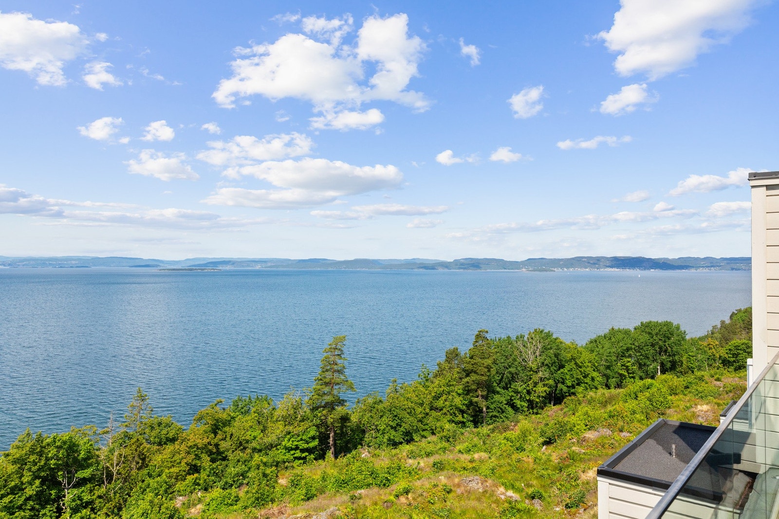 Rett i nærheten ligger også Rambergåsen, et av Jeløys mest idylliske og populære turområder. Galleribilde