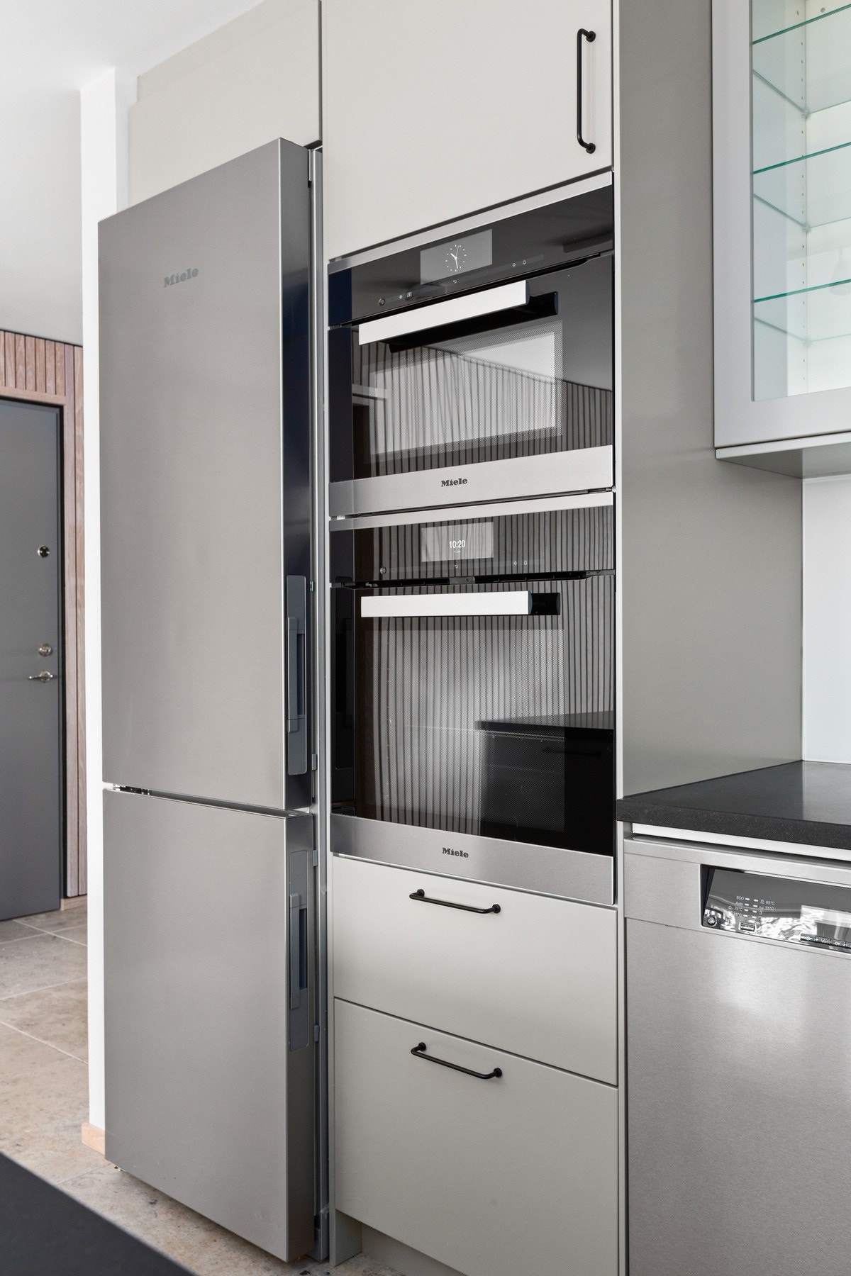 Hvitevarene - oppvaskmaskin, komfyr, kombi mikroovn/komfyr, i praktisk arbeidshøyde og stor induksjonstopp - er fra Miele og følger med i salget. Galleribilde
