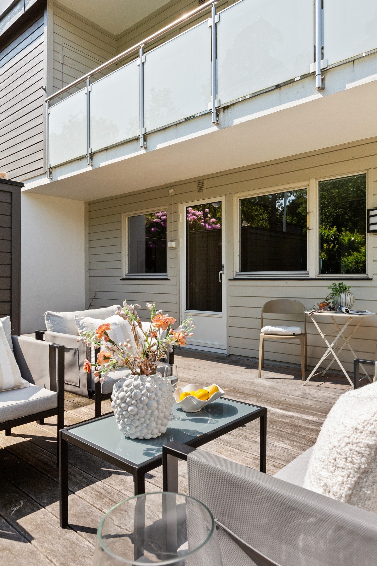 Fra kjøkkenet er det utgang til markterrasse, her får man morgensolen. Galleribilde