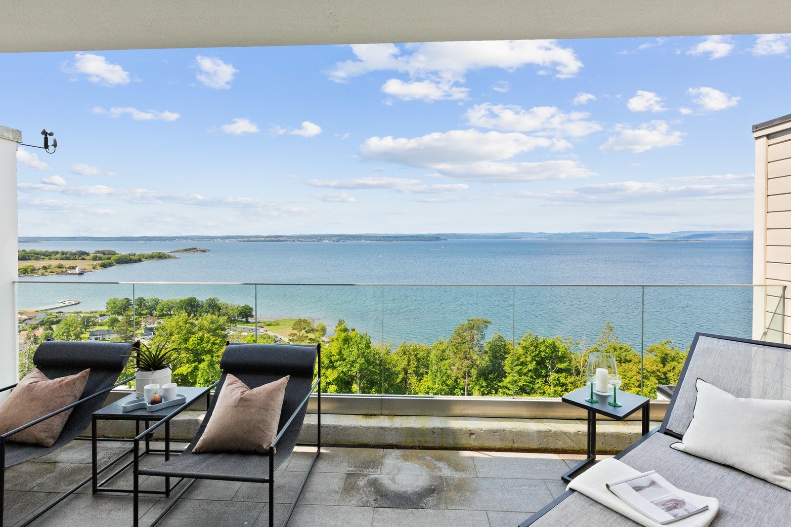 Den vestvendte terrassen er boligens hovedattraksjon, med sol fra midt på dagen til den går ned i vest. Galleribilde