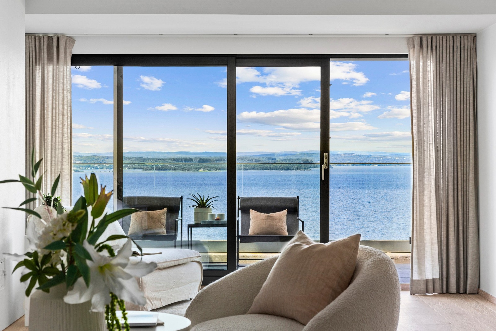 Høy standard, stilren utførelse og solide materialvalg kjennetegner denne arkitekttegnede selveierleiligheten. Galleribilde