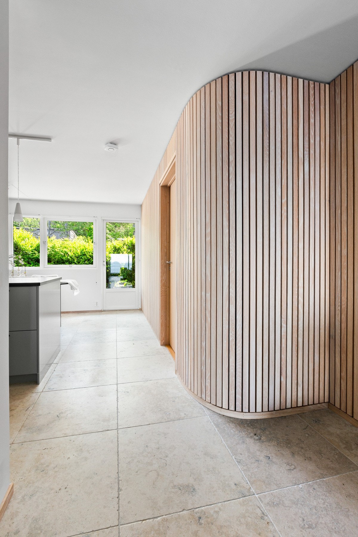 Den flislagte gangen er romslig og har en elegant, buet spilevegg. Galleribilde