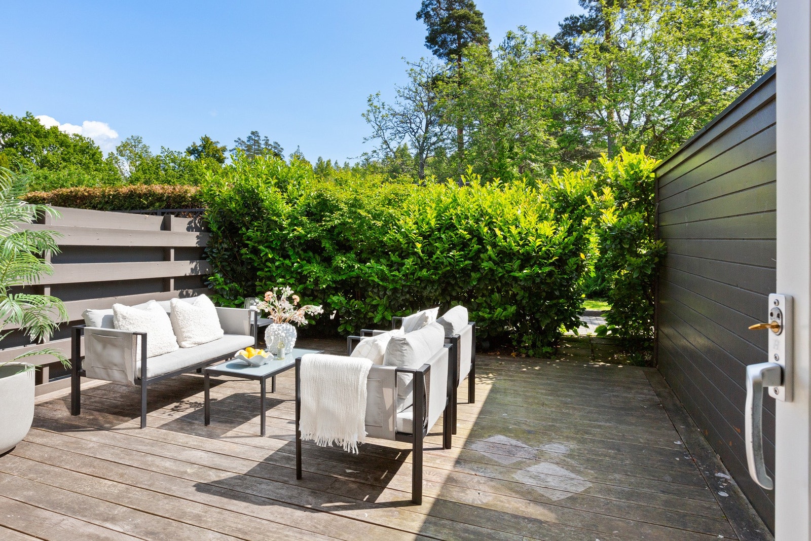 På fremsiden finner du en lun og koselig uteplass, godt skjermet fra naboer. Galleribilde