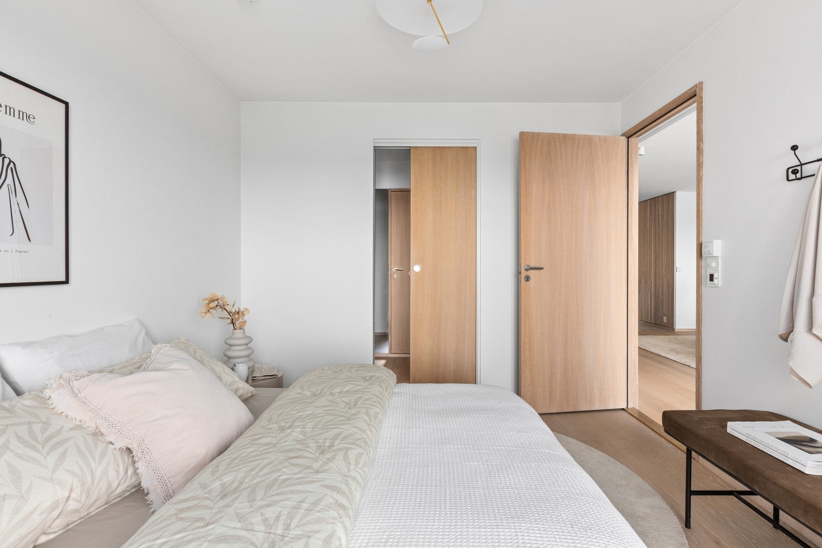 Hovedsoverommet har direkte inngang til både garderoberom og bad. Galleribilde