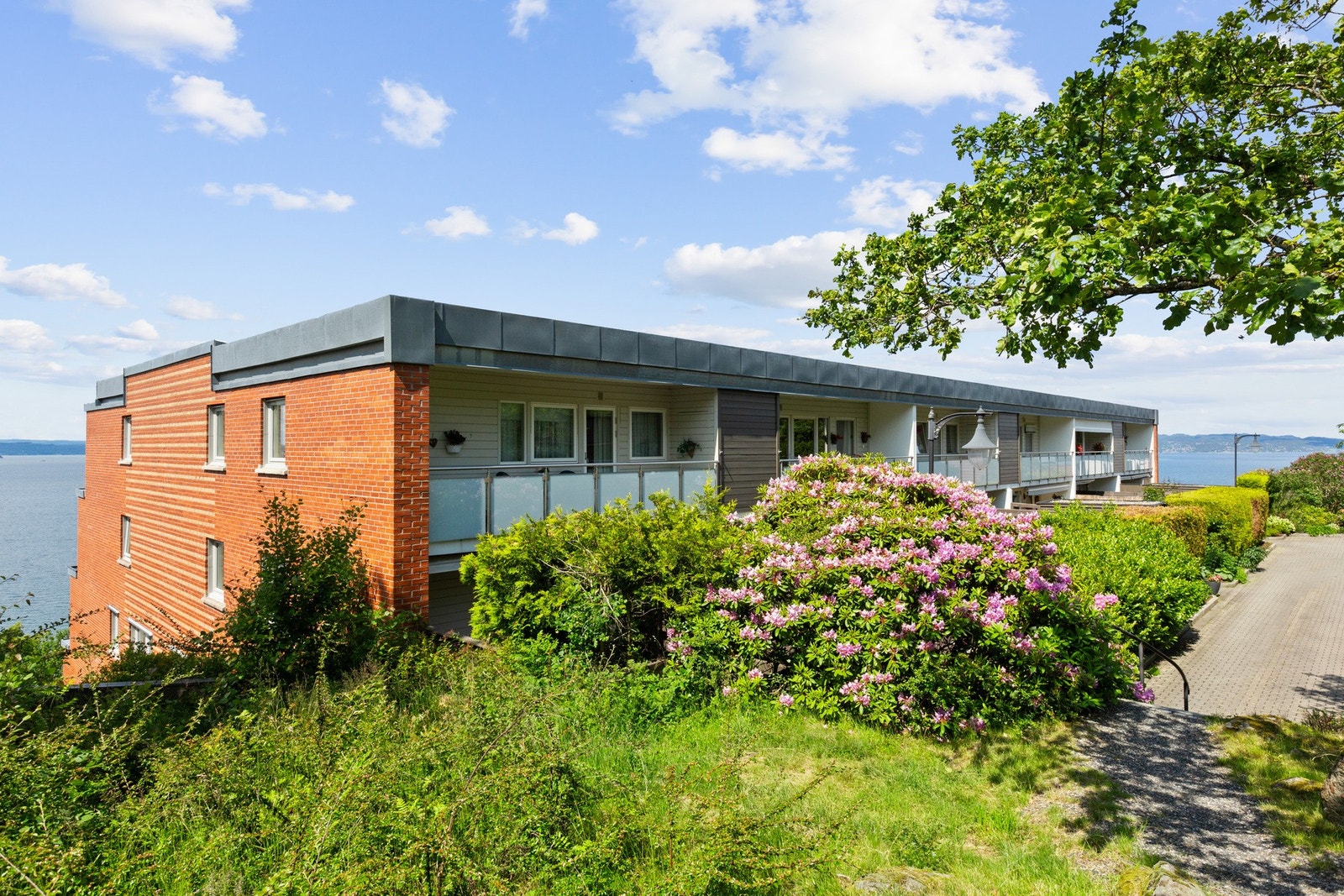 Det er nettopp den storslåtte utsikten og den vakre kveldssolen som gjør denne beliggenheten helt spesiell. Galleribilde