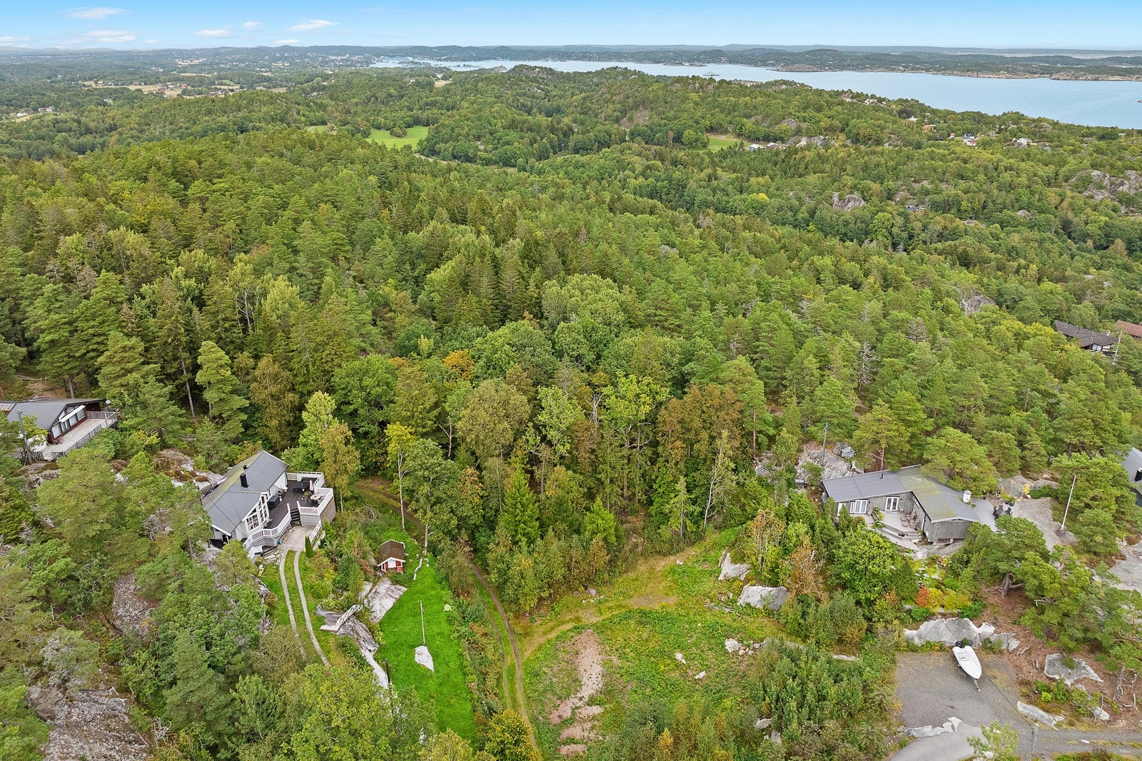 Tomten ligger fint til med kort vei til vannet Galleribilde