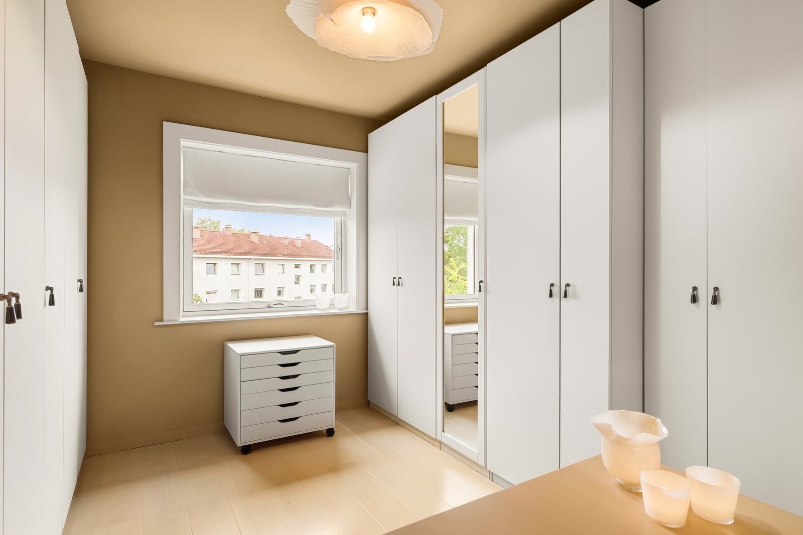 Det andre rommet har plass til seng, oppbevaringsmøblement og kontorpult, Garderobeløsningene medfølger. Galleribilde