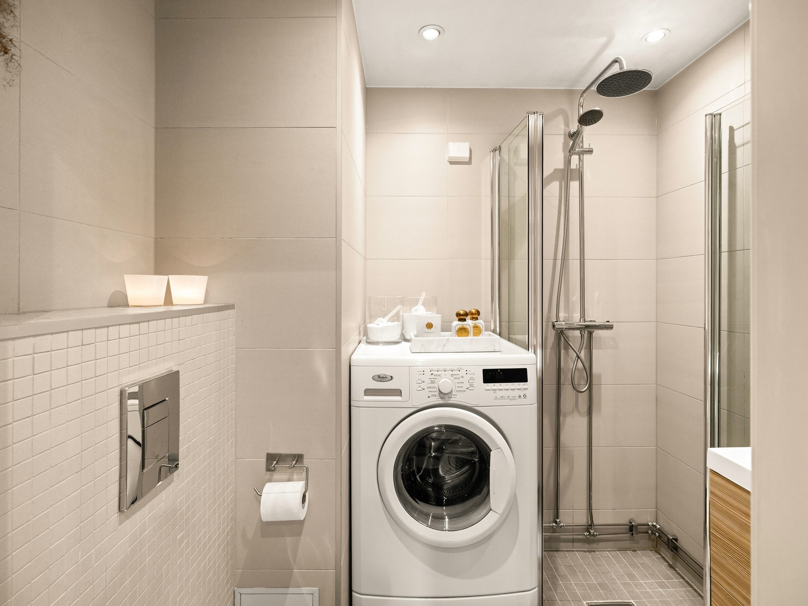 Varmekabler i gulv (nye 2018) og downlights i himling. Innredningen består av servant på underskuffer, speil og vegghengt toalett. Galleribilde