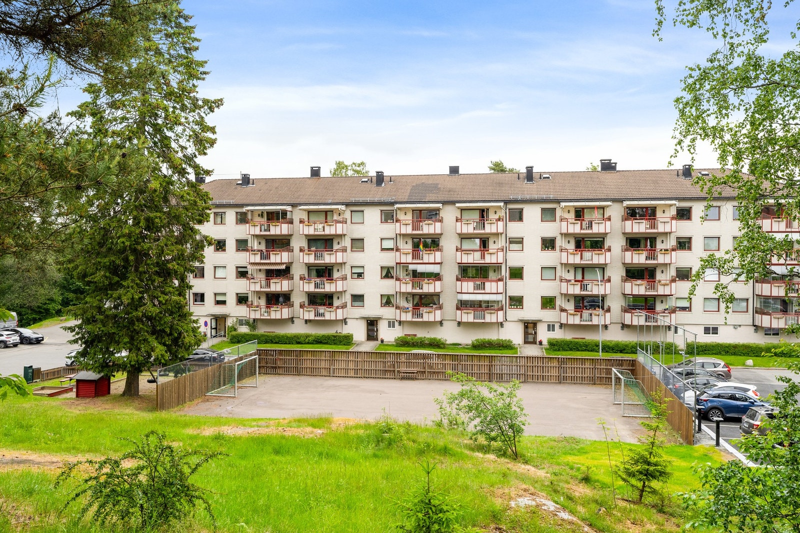 Her bor du i et ettertraktet og barnevennlig boområde, omkranset av store grøntarealer. Galleribilde