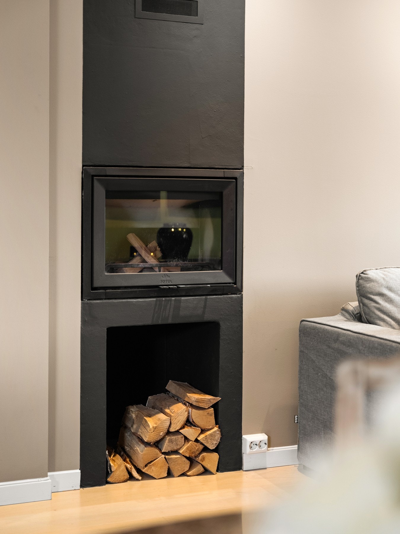 Midt i rommet er det plassert en stilrein peis. Denne bidrar til varme på kaldere dager i tillegg til en hyggelig atmosfære. Galleribilde