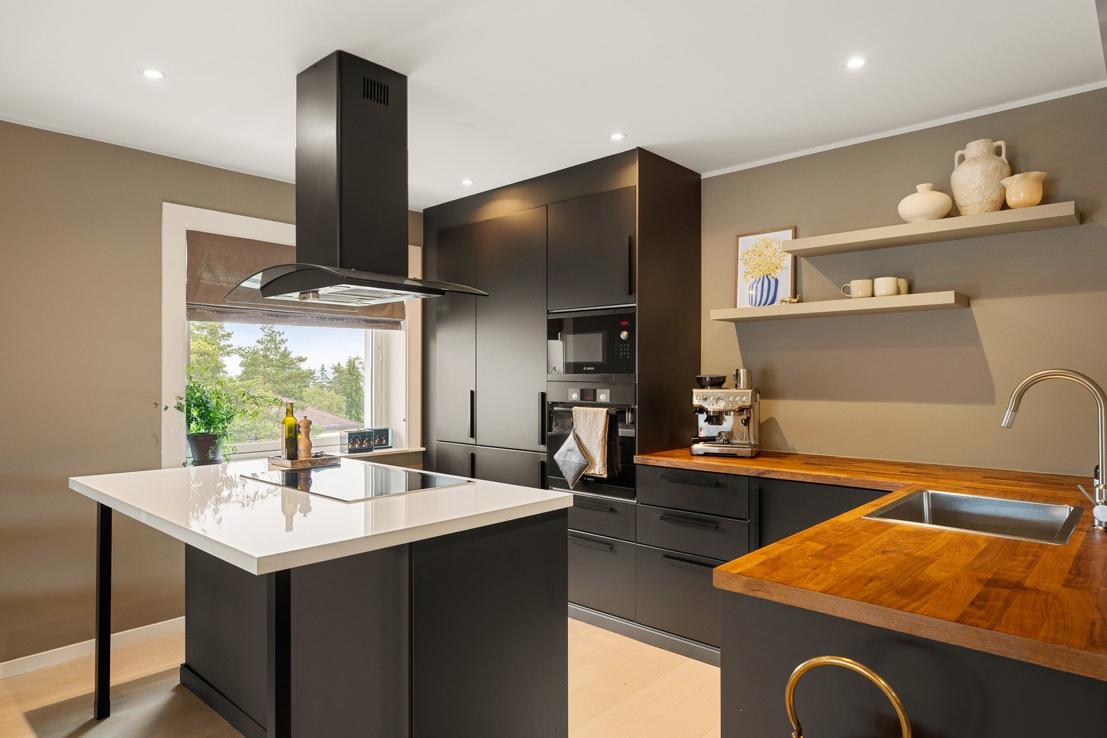 Lekkert kjøkken fra IKEA (nye fronter 2019) som er godt utnyttet og har mye skuffer, skap og benkeplass. Galleribilde