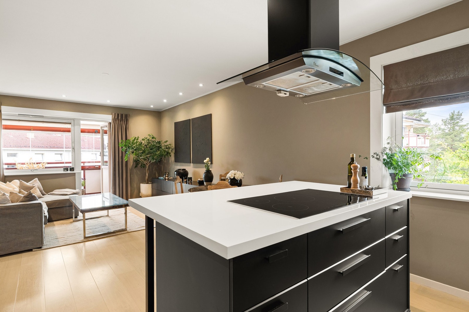 Beliggenheten på hjørnet gir vindusflater på to sider som gir godt med naturlig lysinnslipp. Galleribilde