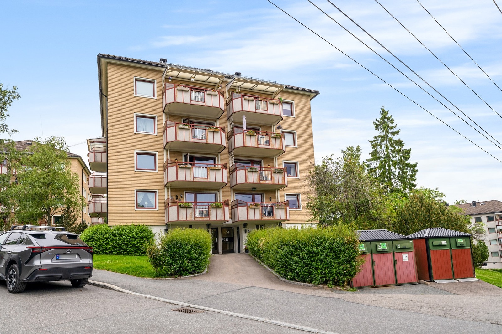 Her bor man sentralt, men samtidig utenfor det pulserende bylivet. Du får i tillegg marka og naturen tett på deg, og bor i umiddelbar nærhet til alt av servicetilbud og fasiliteter. Galleribilde
