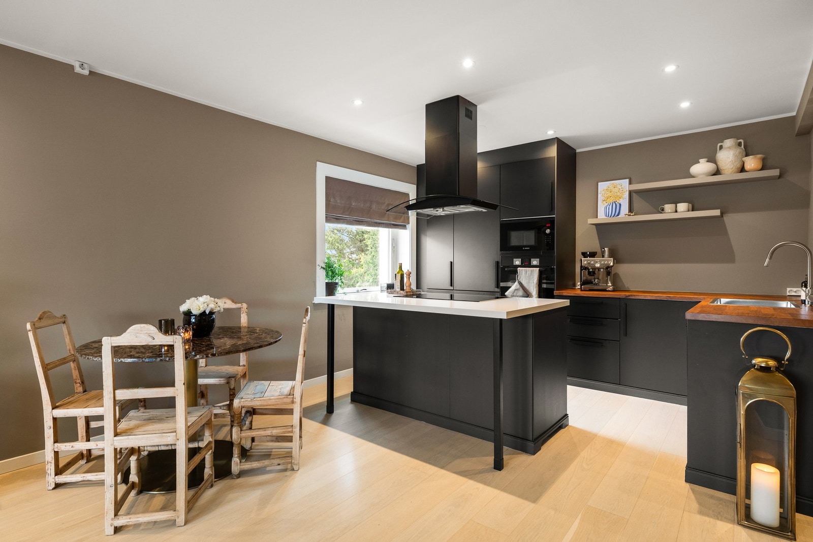 Den åpne kjøkkenløsningen gjør det enkelt å være sosial samtidig som du lager dagens måltider. Galleribilde