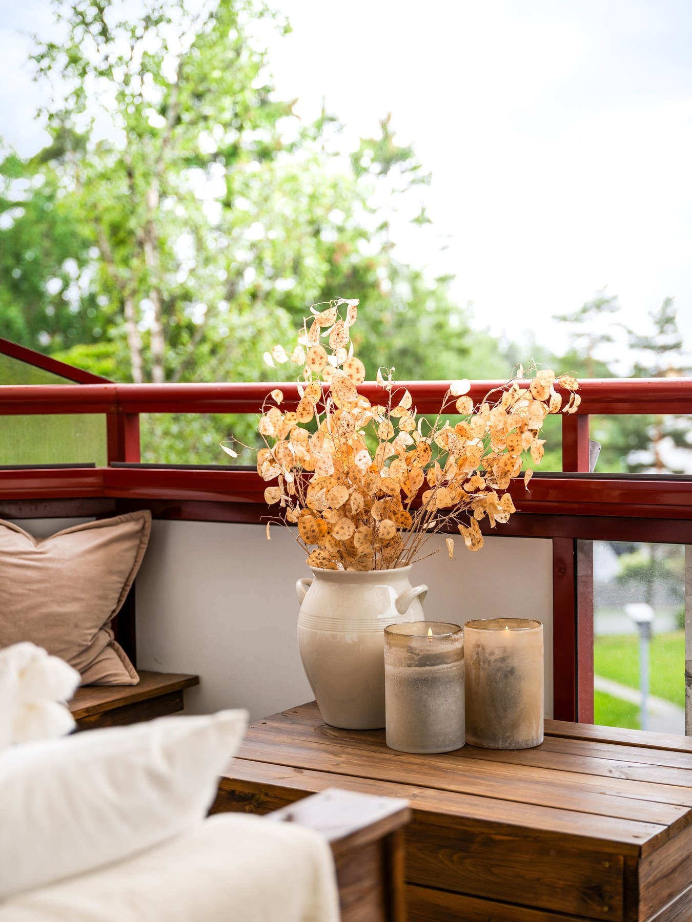 Uteplassen har fin plass til loungemøblement, grill og beplantning. Galleribilde