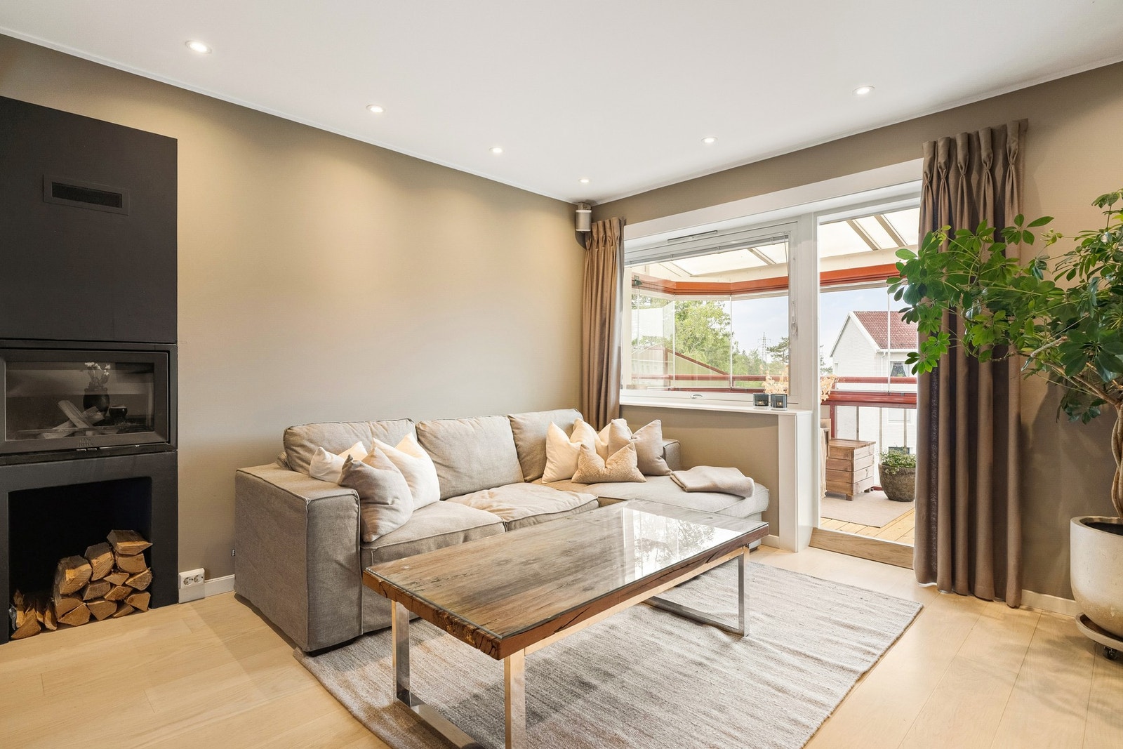 Overflatene er malt i tidsriktige fargevalg og det er lagt et flott 1-stavs parkettgulv med varmefolie. Galleribilde