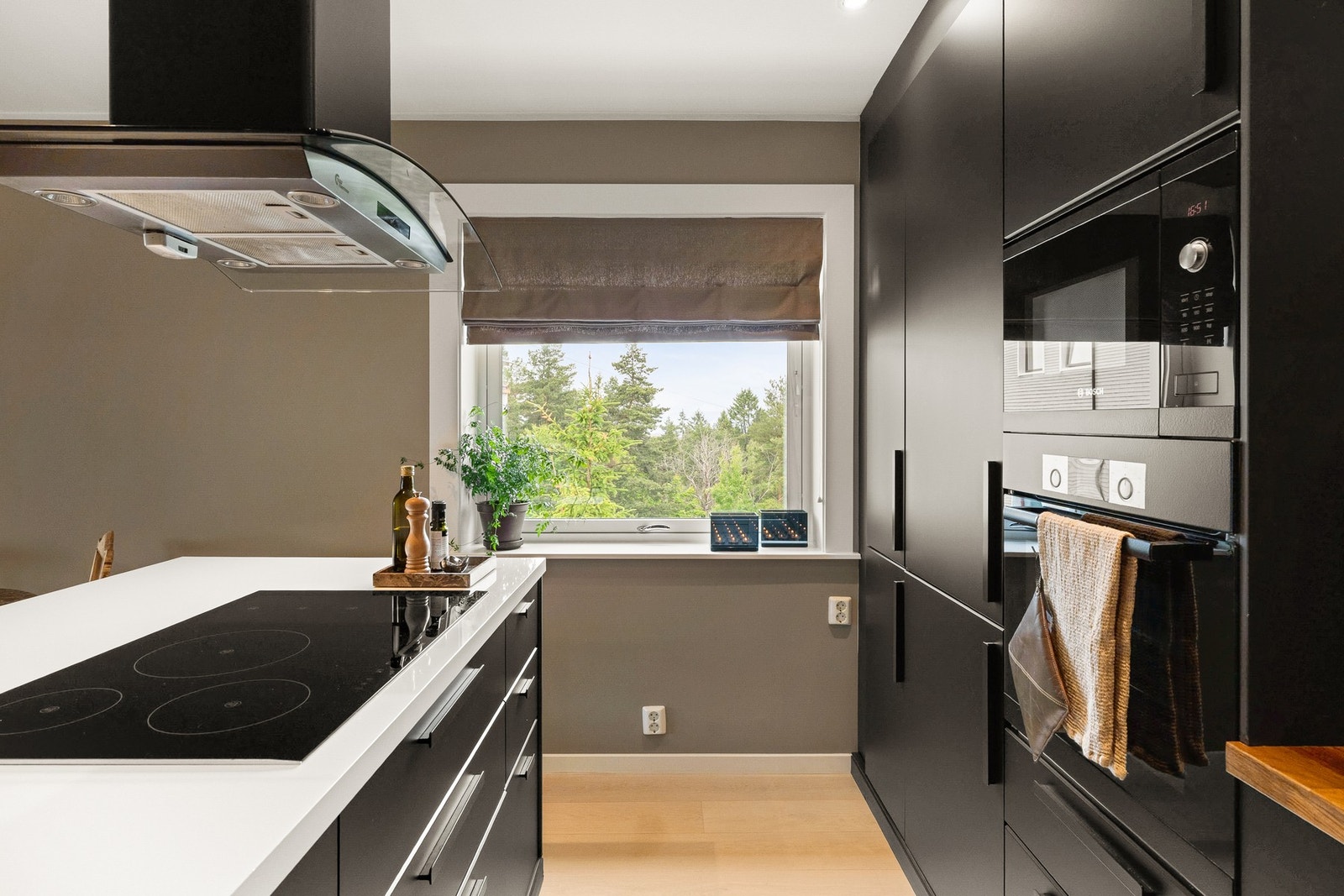 Innredningen består av glatte fronter, laminert benkeplate og nedfelt oppvaskkum. Galleribilde