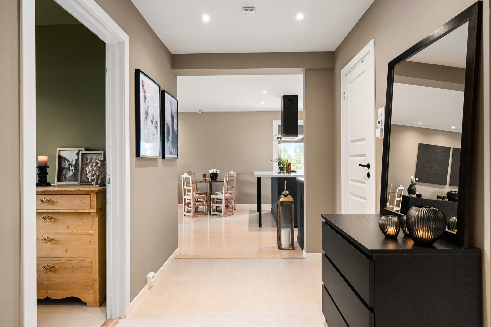 Entréen er knutepunktet i boligen med tilgang til alle rommene. Galleribilde