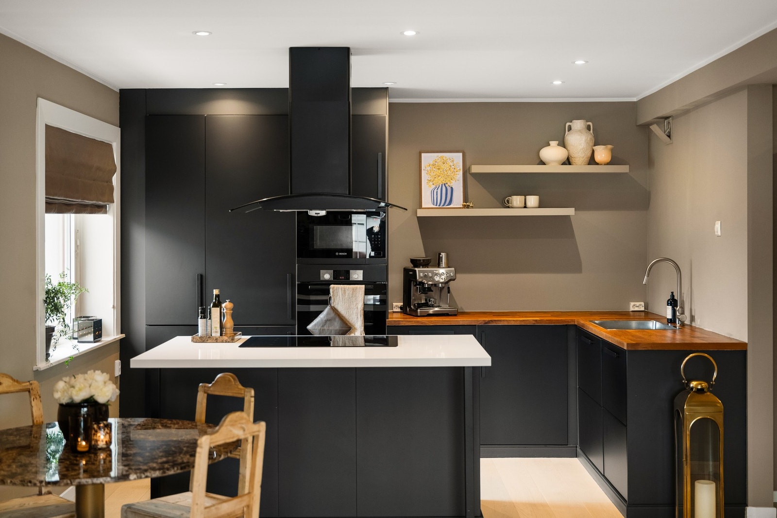 Kjøkkenøyen byr ikke bare ekstra arbeidsflate og sitteplasser, men gir også en fin soneinndeling fra stuen. Galleribilde