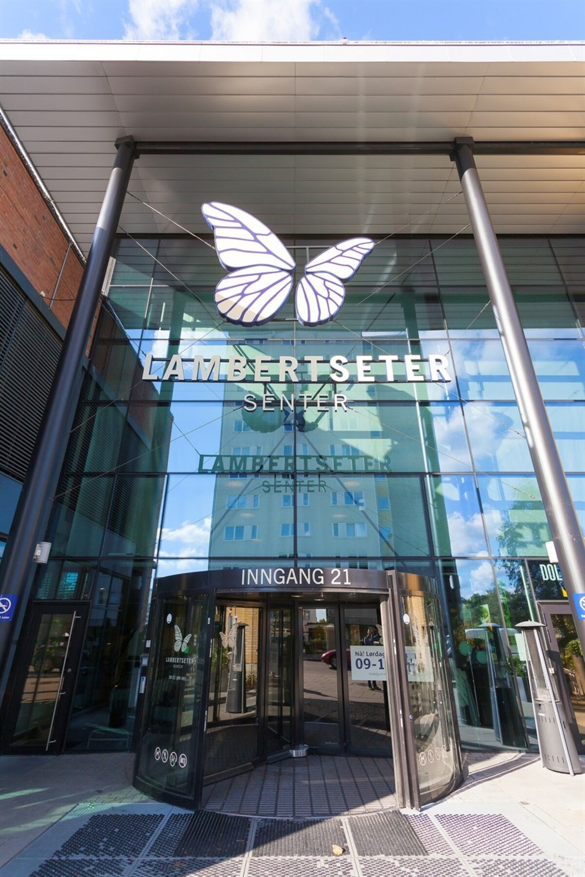 Kort gangavstand til Lambertseter senter med 85 butikker og flere hyggelige spisesteder. Galleribilde