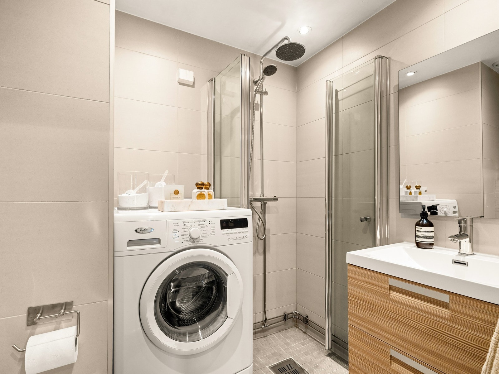 Videre er det dusjhjørne med regnfallsdusj og opplegg fr vaskemaskin. Galleribilde