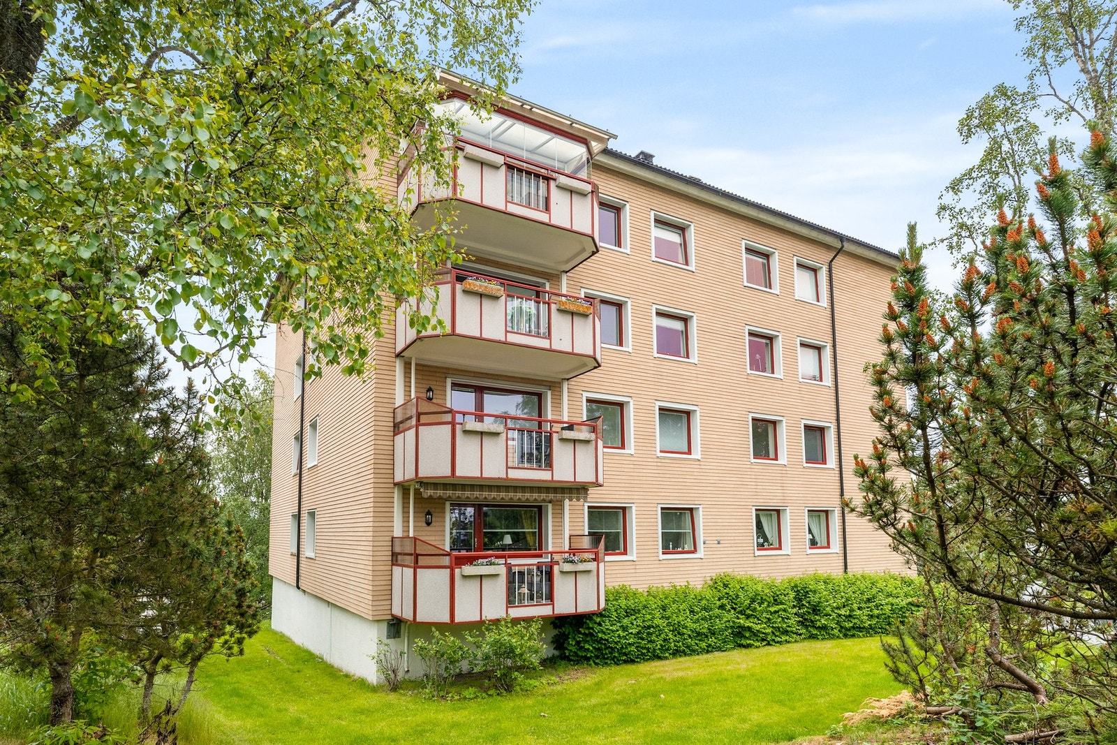 Fasade - bo godt i frodige omgivelser. Galleribilde