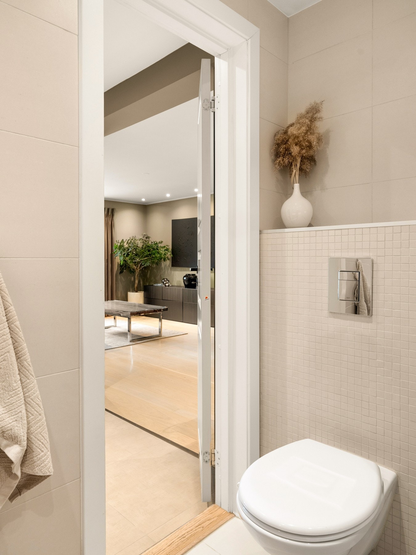 Lyst, flislagt baderom fra 2004 oppgradert i 2016 med flis-på-flis og ny baderomsinnredning. Galleribilde