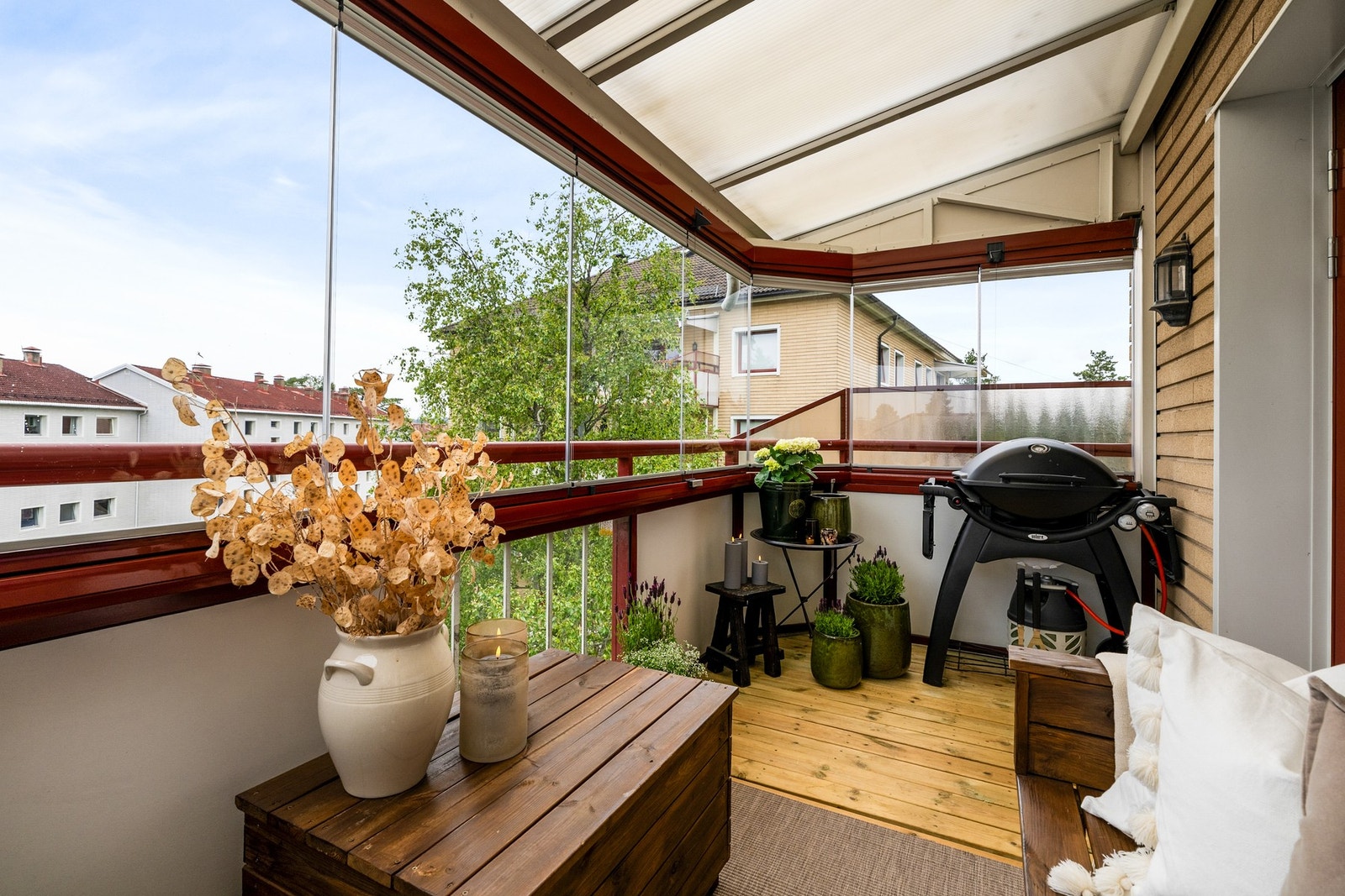 Balkongen er overbygget og innglasset, som gjør uteplassen lun og privat. Galleribilde