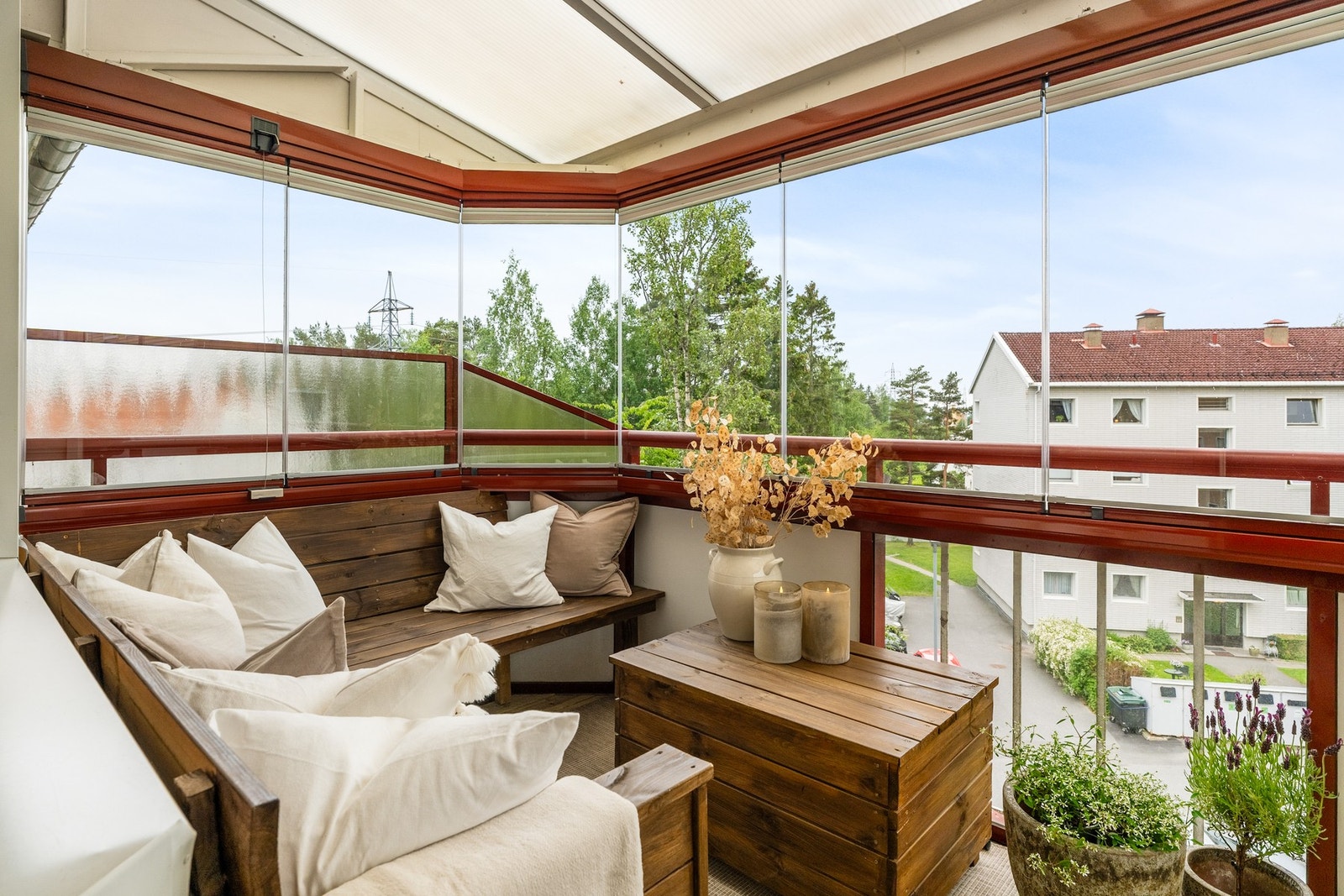 Balkongen er vestvendt og byr med det på helt supre solforhold med sol fra 13:00 til solnedgang på sommeren i følge eier. Galleribilde