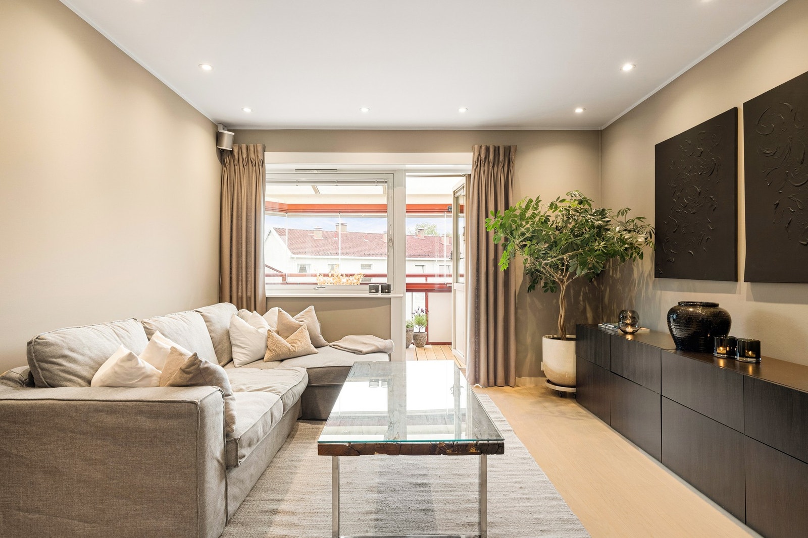 Boligens stue er av god størrelse med plass til sofa, salongbord og tilhørende mediemøblement. Galleribilde