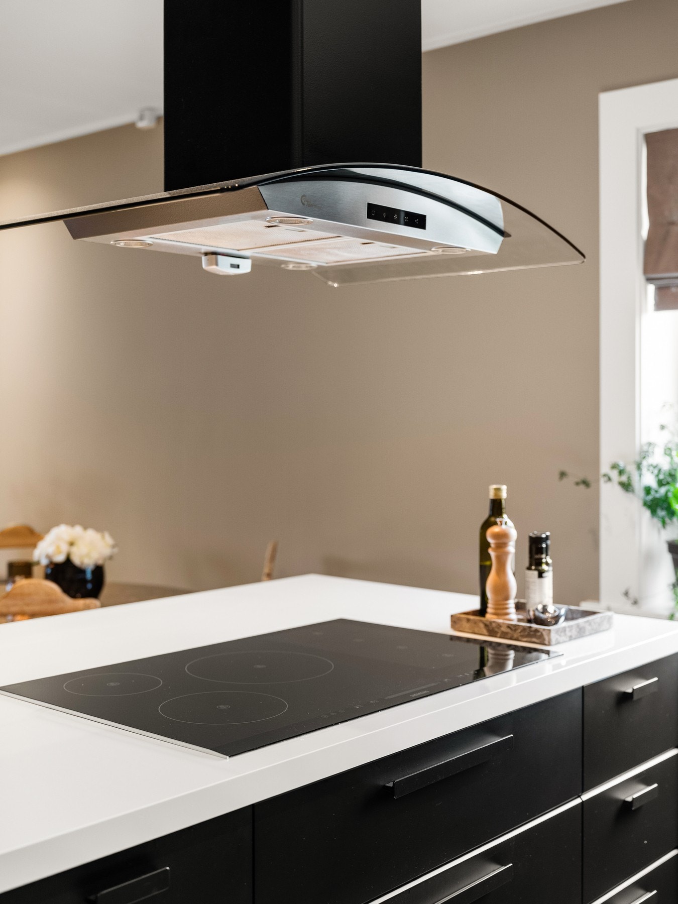 Videre er det integrerte hvitevarer som ovn, 80 cm platetopp, mikro, oppvaskmaskin og kjøl/frys som medfølger. Galleribilde