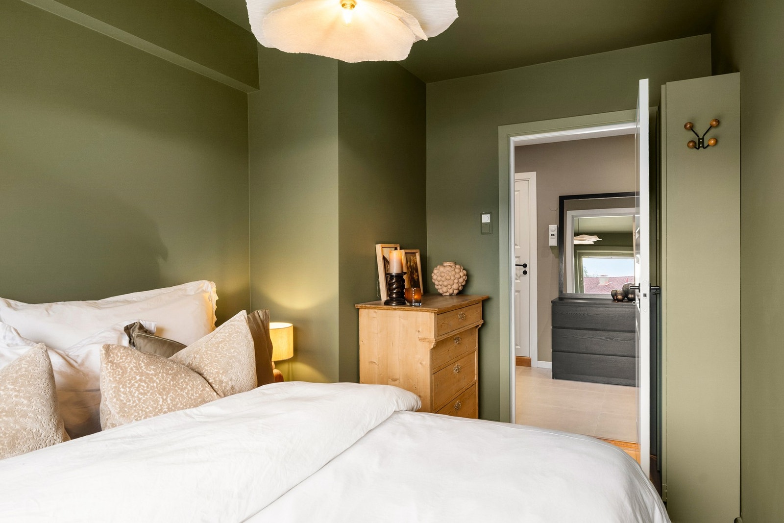 Hovedsoverommet har fin plass for dobbeltseng og nattbord. Galleribilde