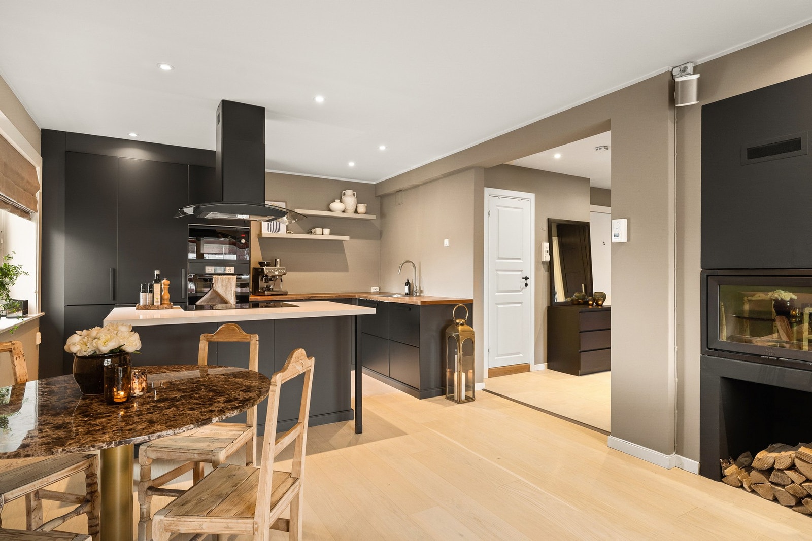 Fin plassering for spisebordsgruppe. Galleribilde