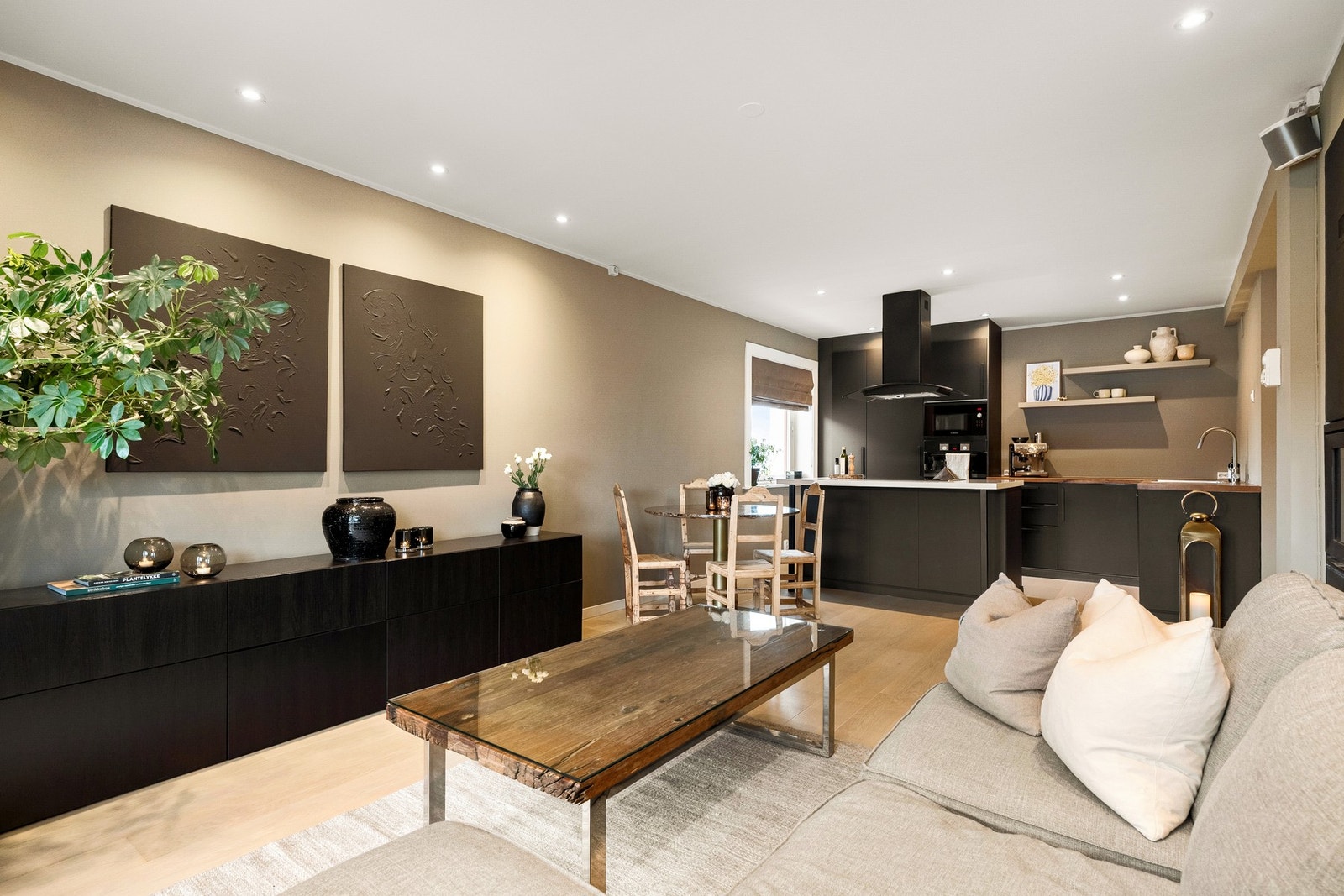 Dette er en lys og innbydende 3-roms hjørneleilighet med en beliggenhet i toppetasjen (4. etg). Galleribilde