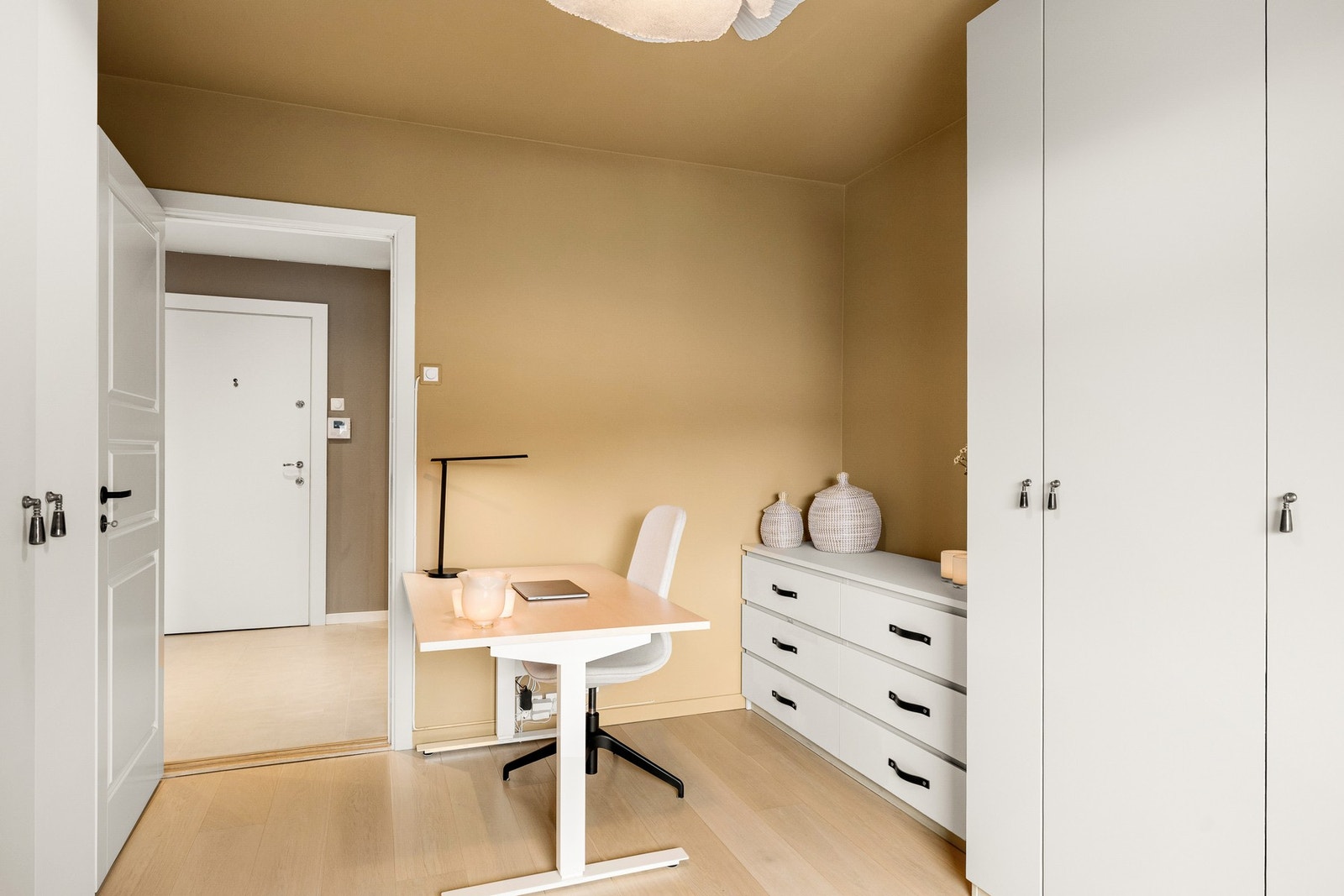 Rommet passer perfekt som barnerom, gjesterom og/eller kontor - alt etter ønske og behov. Galleribilde