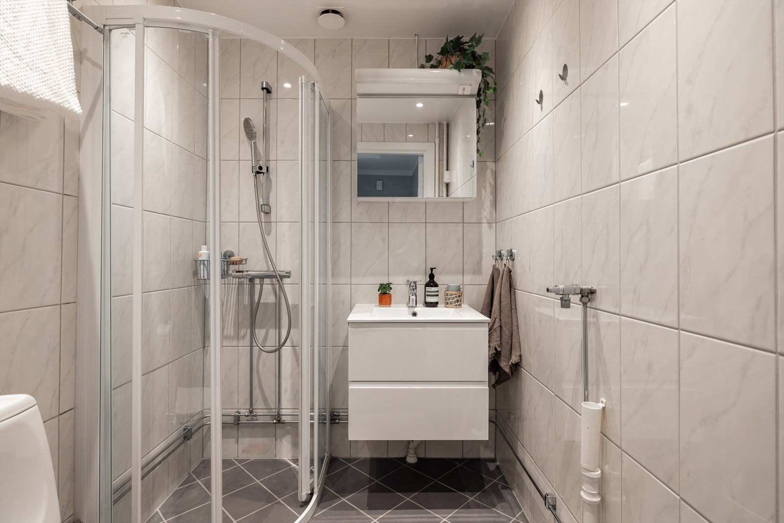 Flislagt bad fra 2000 pusset opp i regi av borettslaget. Forrige eier la nytt gulv på badet i 2018. Galleribilde