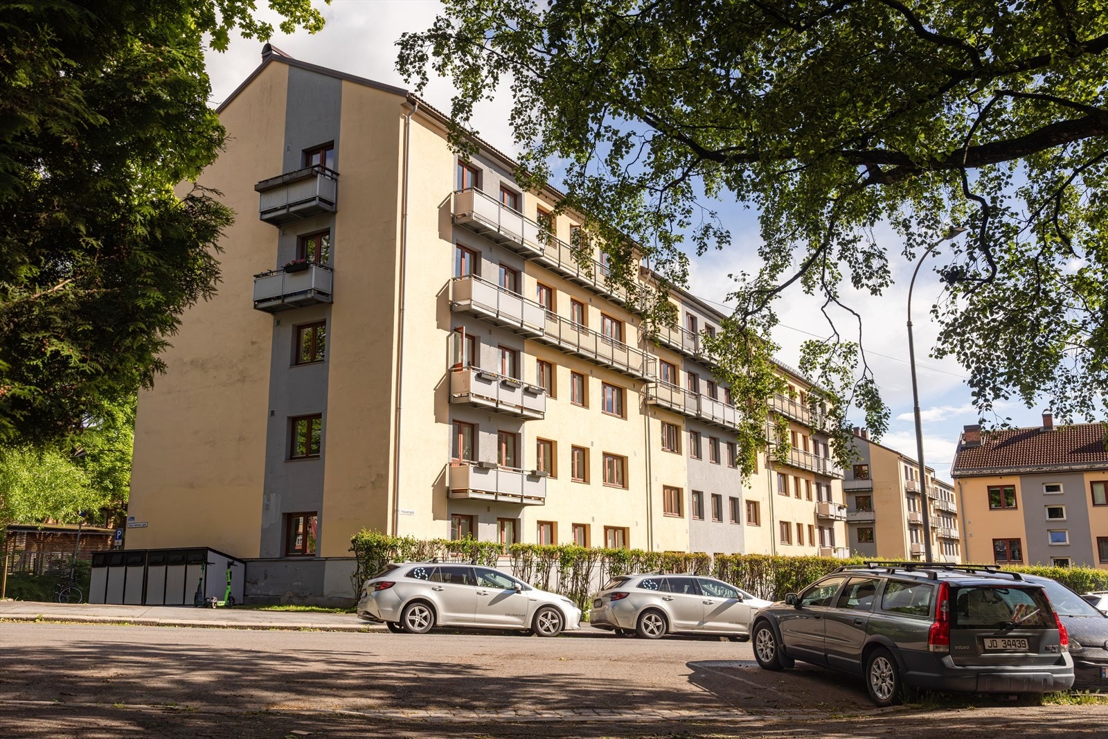 Borettslaget har store, grønne fellesarealer og sykkelskur Galleribilde