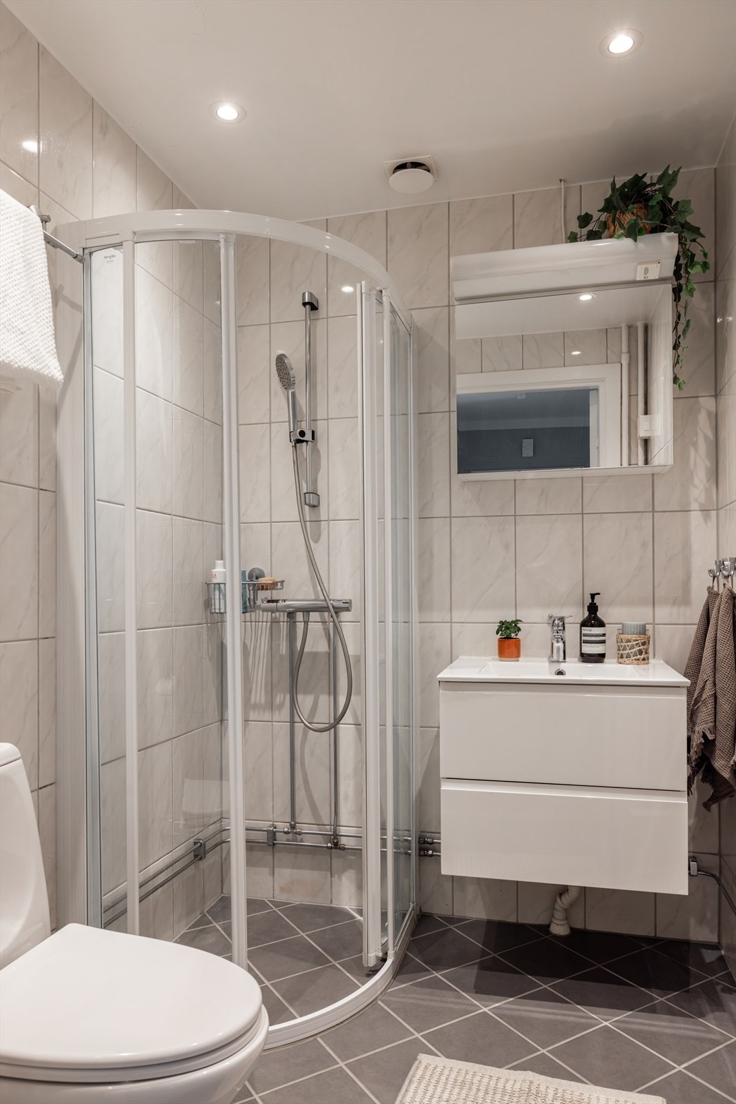 Det er opplegg for vaskemaskin på badet, i tillegg til at det er fellesvaskeri i borettslaget. Badet har naturlig ventilasjon og elektrisk gulvvarme. Galleribilde