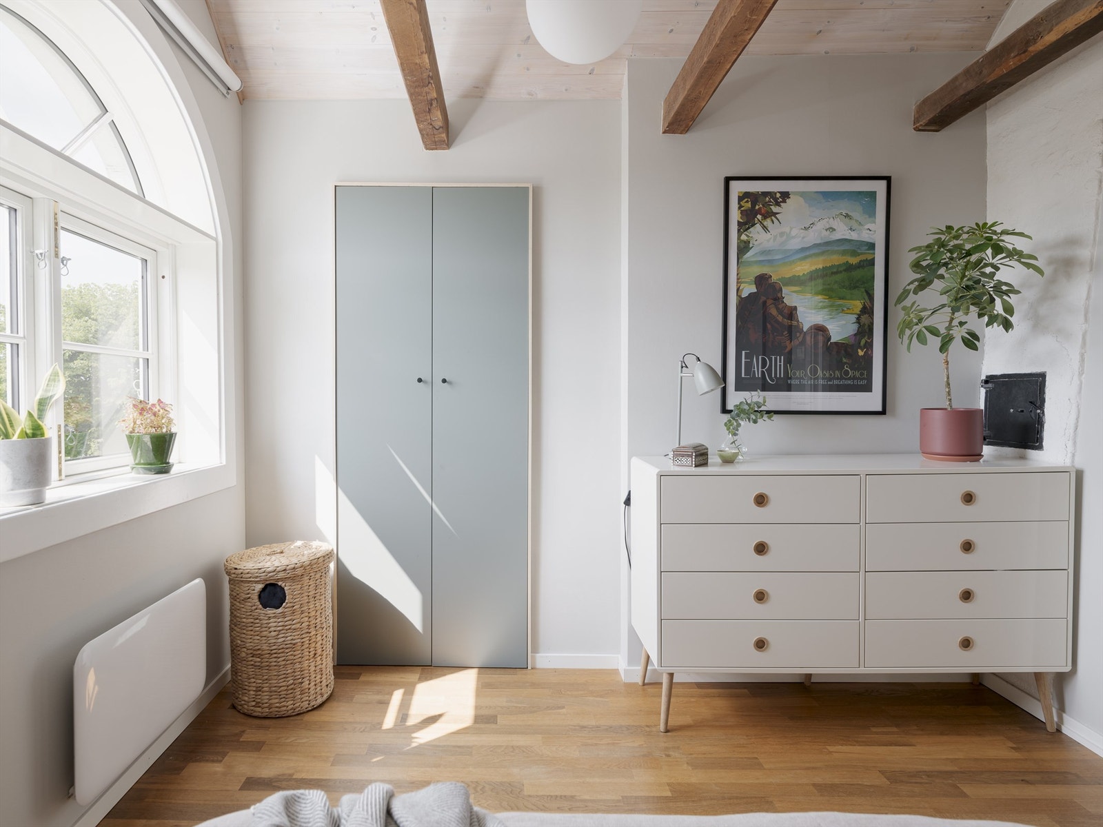 Bak dørene skjuler deg seg en ingeniørbragd av en garderobeløsning. Vakkert på utsiden, smart på innsiden. Perfeksjon? Galleribilde
