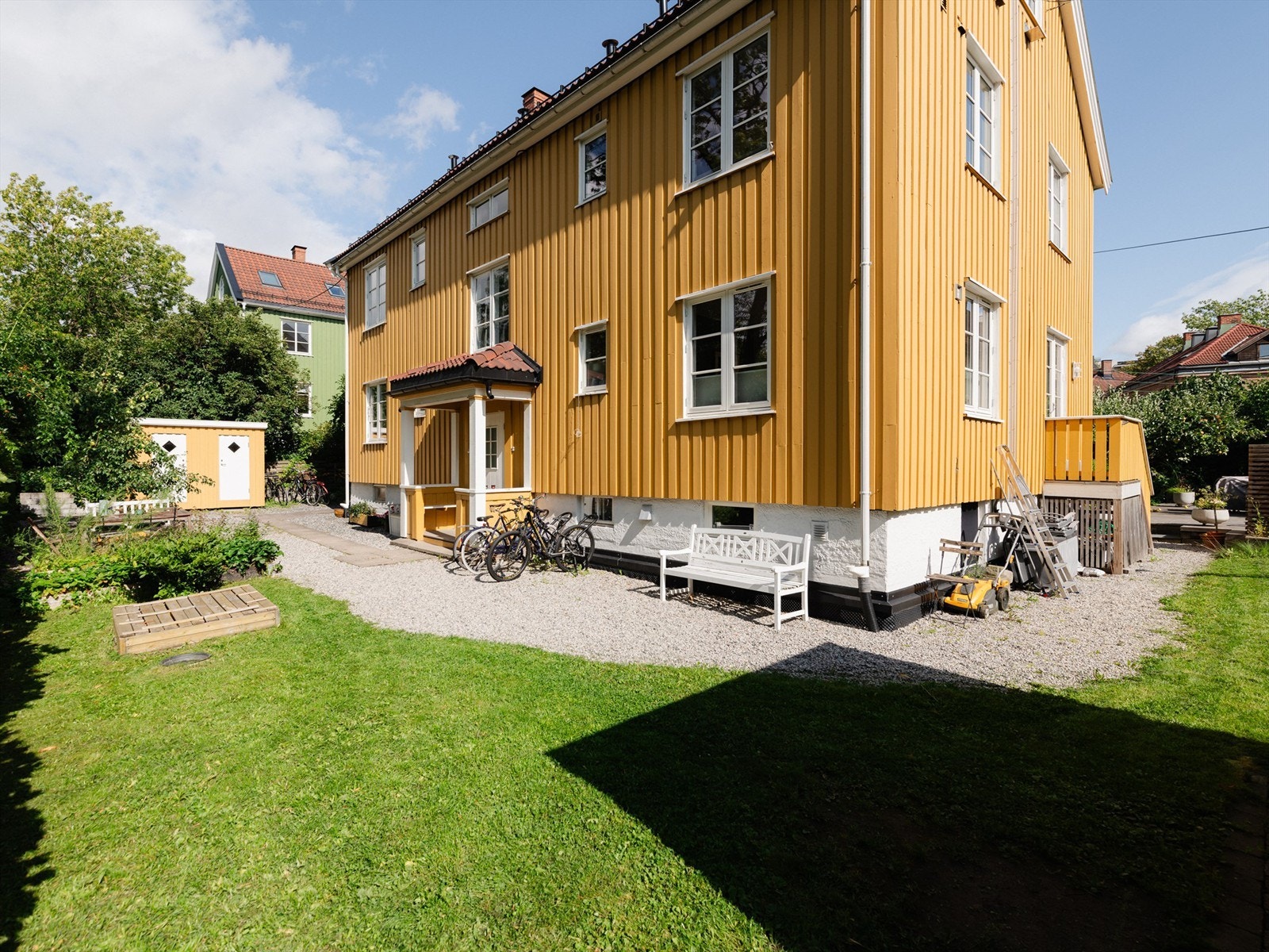Huset fremstår pent vedlikeholdt utvendig og er sist malt i 2016, taket ble lagt om i 2013. Galleribilde