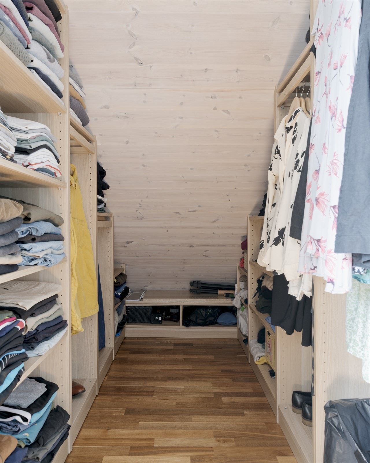 Ved hjelp av møysommelig oppmåling og presise kutt har selger forvandlet en kinkig knevegg til en komplett walk-in garderobe. Galleribilde