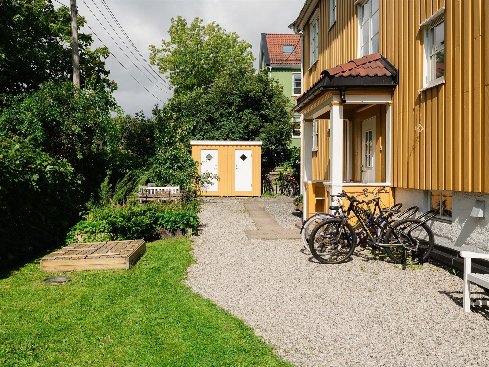 Leiligheten disponerer en egen utebod på ca 3m² som er perfekt til alle redskapene du ønsker deg for å holde orden i hagen! Galleribilde